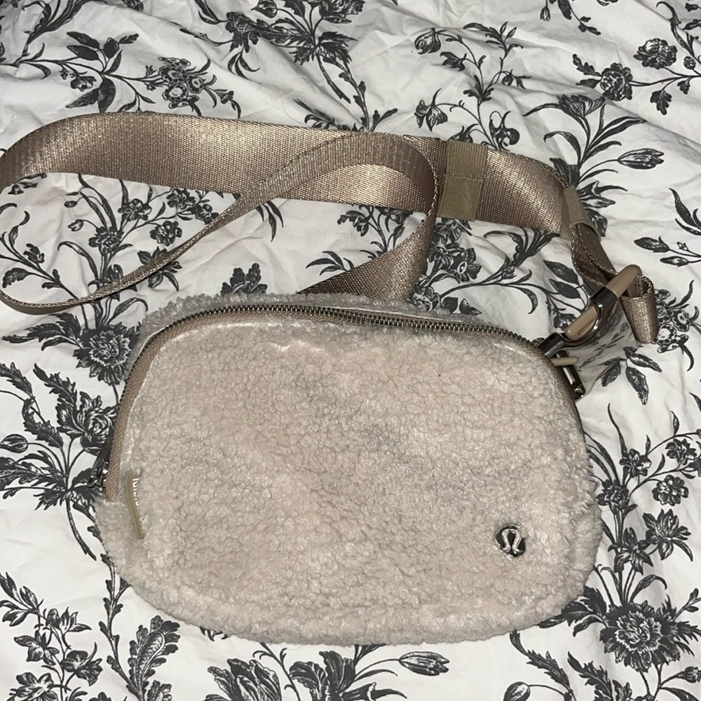 Lululemon beige sherpa belt bag